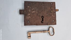 Antiguidades: Cerradura de hierro forjado con su llave
